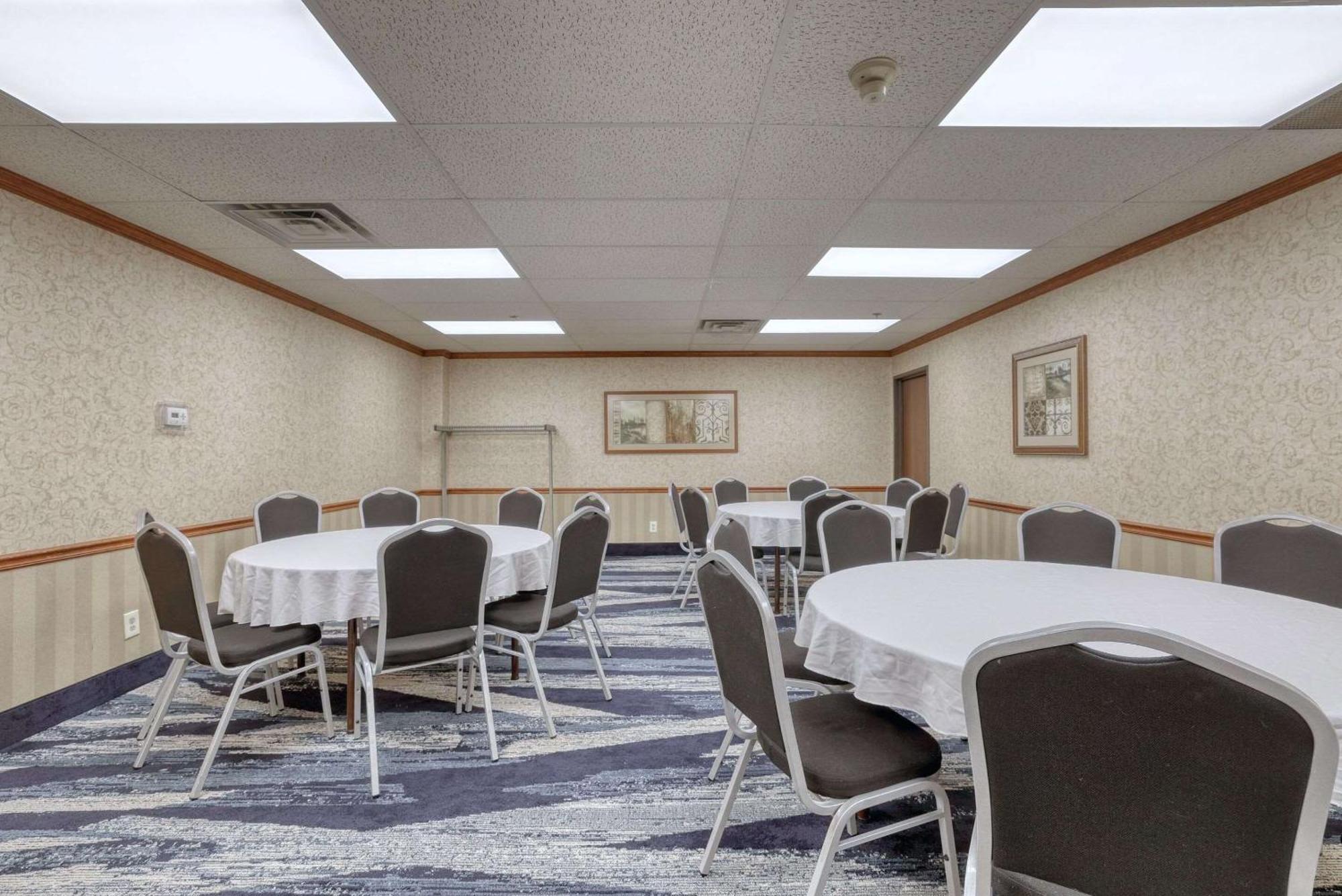 Comfort Suites Appleton Airport Exteriör bild