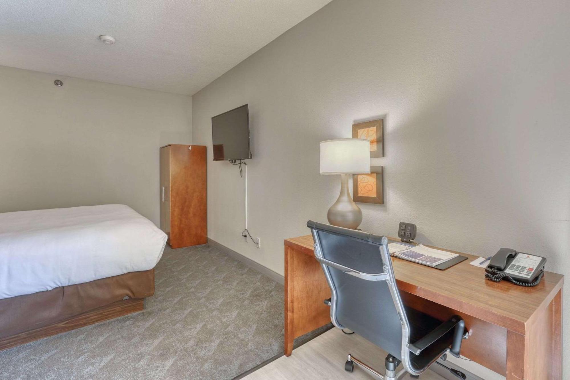 Comfort Suites Appleton Airport Exteriör bild